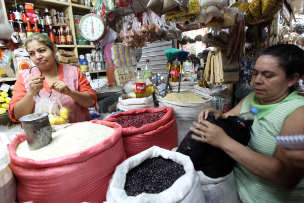 Harán operativos para verificar rebajas a productos de la canasta básica