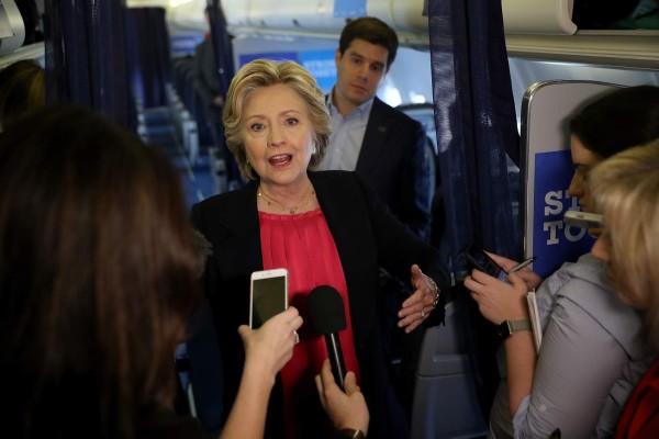 Clinton satisfecha tras debate y rechaza quejas de Trump