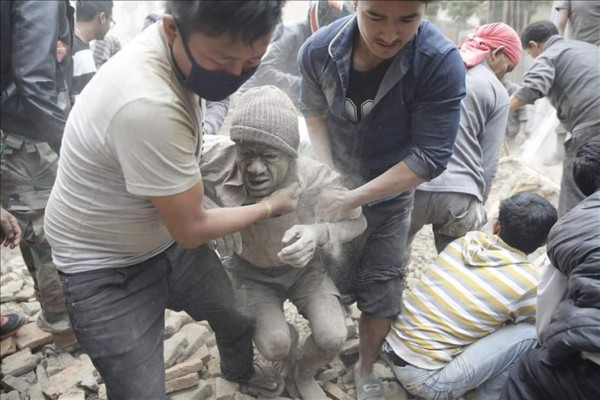 Supervivientes del terremoto registrado hoy en Nepal. EFE