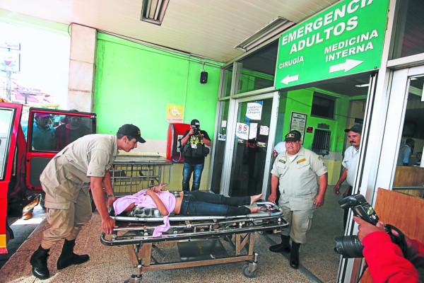 Siete heridos al caer carro en hondonada en Honduras