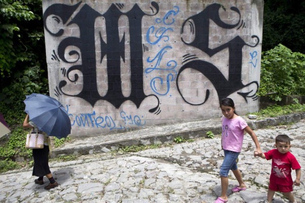 Hallan fosa con restos humanos en escondite de la MS13 en Guatemala  