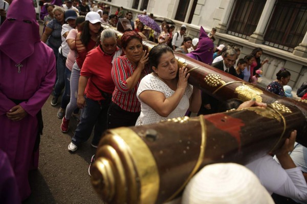 AME2633. SAN SALVADOR (EL SALVADOR), 19/04/2019.- Devotos participan este viernes en un viacrucis celebrado en San Salvador (El Salvador). Las calles de la capital fueron este viernes, como es tradición, el escenario para rememorar el camino que hizo Jesús, cargando la cruz, hasta su crucifixión. EFE/ Rodrigo Sura