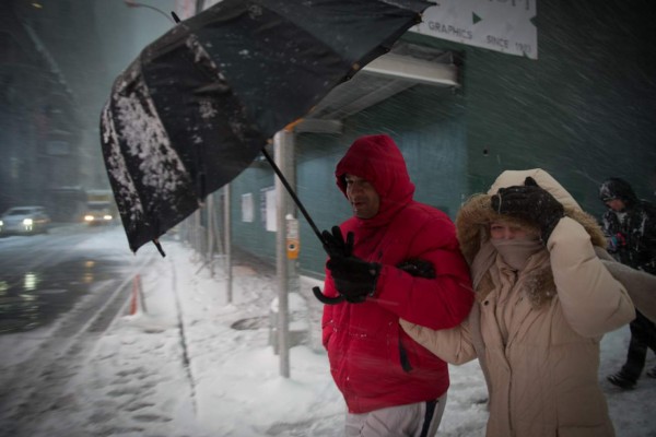 Escuelas cerradas y vuelos anulados por tormenta de nieve en noreste de EEUU  