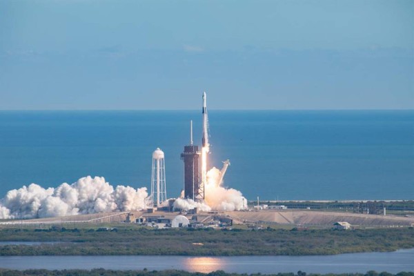 La nueva cápsula de carga de SpaceX se acopla con éxito a la EEI