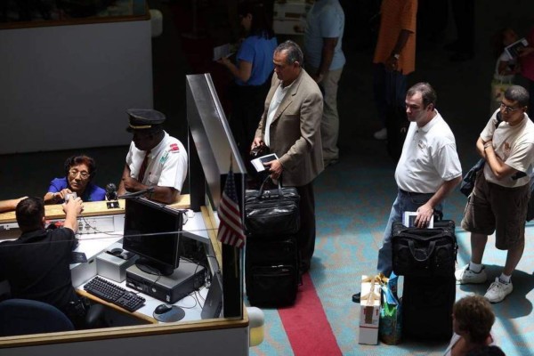 Hondureño arrestado por exceder límite de su visa de turista en EUA