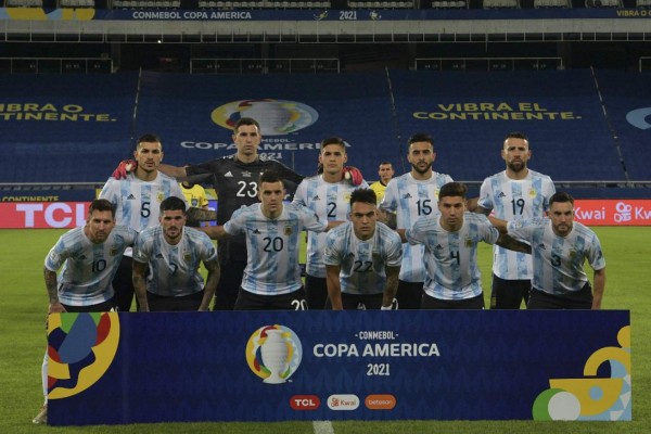 Players of Argentina pose for pictures before the start of their Conmebol Copa America 2021 football tournament group phase match against Chile at the Nilton Santos Stadium in Rio de Janeiro, Brazil, on June 14, 2021. (Photo by Carl DE SOUZA / AFP)