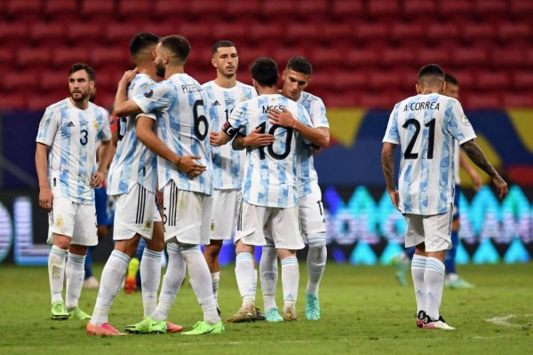 Argentina's footballers react at the end of the Conmebol Copa America 2021 football tournament group phase match between Argentina and Paraguay at the Mane Garrincha Stadium in Brasilia on June 21, 2021. (Photo by EVARISTO SA / AFP)