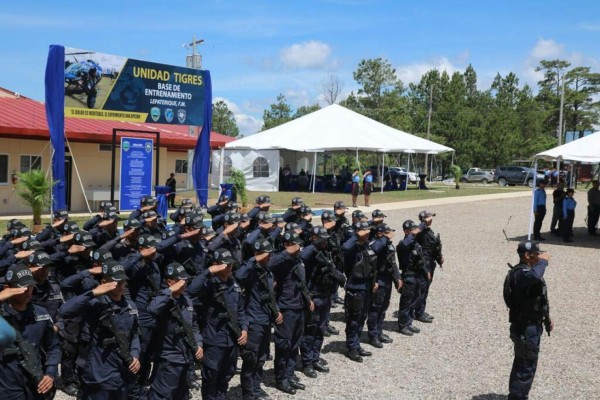 Juan Orlando inaugura una base de la fuerza Tigres en Lepaterique