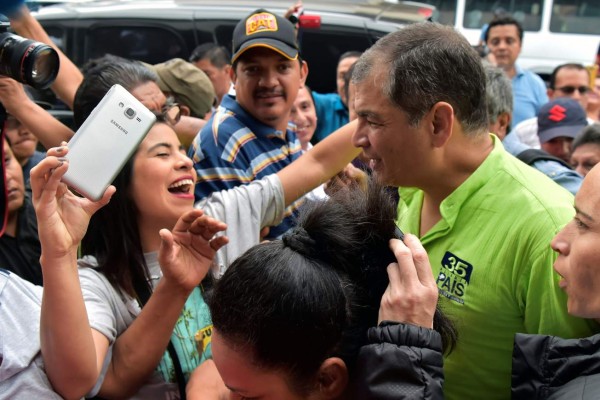 Correa llega a Ecuador, arremete contra Moreno