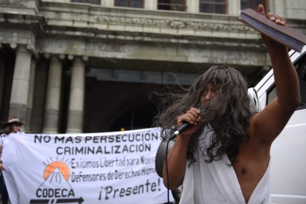 Campesinos e indígenas bloquean carreteras de Guatemala por segundo día  