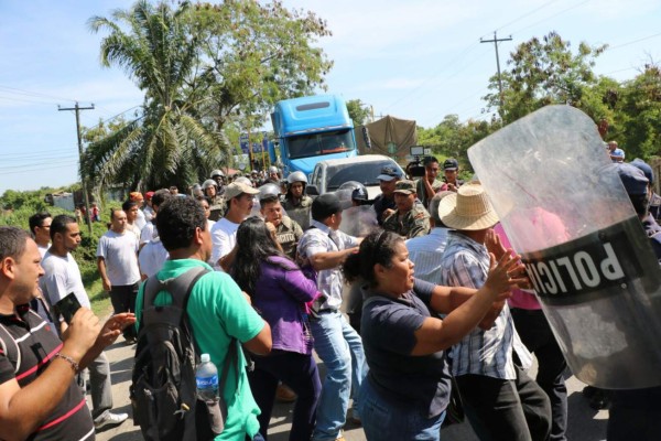 Con bombas lacrimógenas desalojan toma en El Progreso