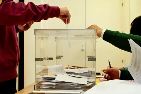 Alta participación del 60.75% en elecciones españolas a dos horas del cierre