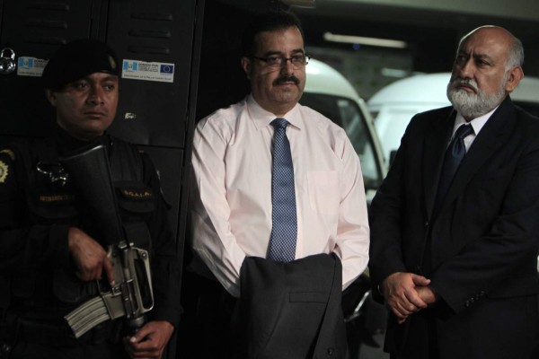 Detienen al presidente del Banco de Guatemala por fraude