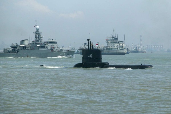 Desaparece submarino con 53 personas a bordo en Indonesia