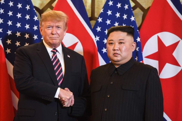 Trump y Kim discuten desnuclearización en Hanoi