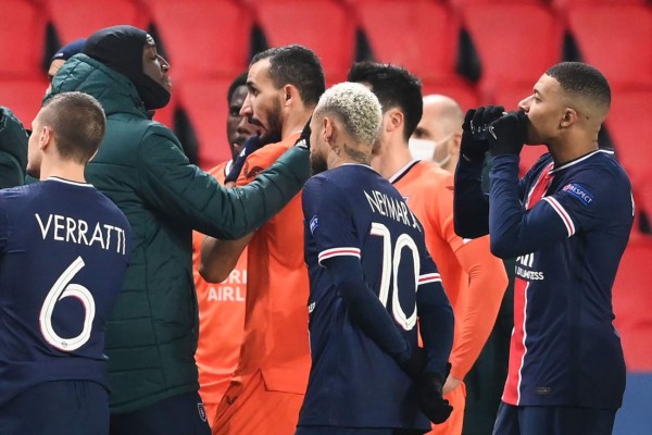 La UEFA da por suspendido el partido PSG-Basaksehir tras insulto racista de un árbitro