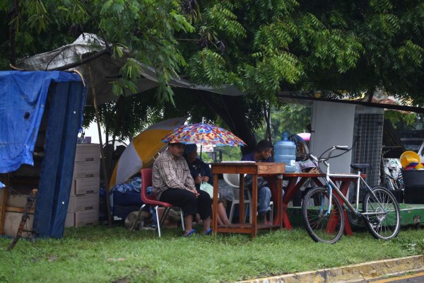 Con el agua a la cintura, limeños tratan de rescatar sus pertenencias