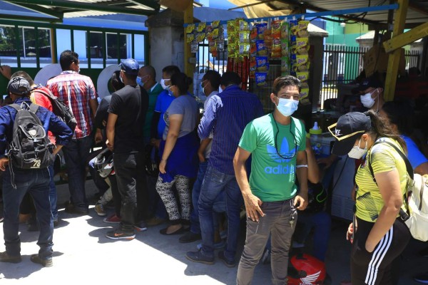 Aglomeración en las afueras del Seguro Social es un foco de contagio