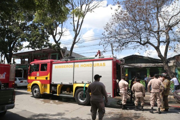 Incendio consume dos negocios en San Pedro Sula