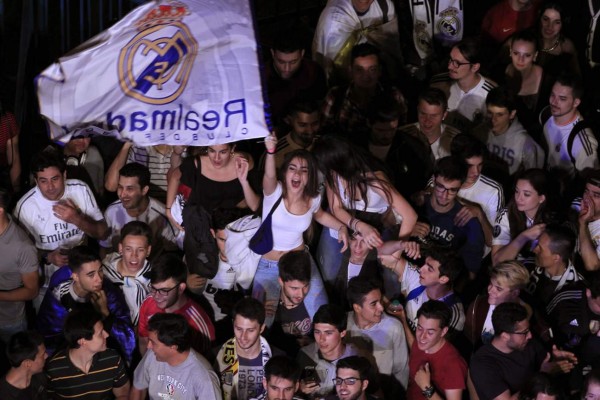 Bandera de Honduras en festejos de aficionados del Real Madrid en España