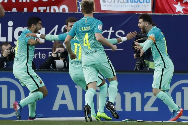 GRA309. MADRID, 26/02/2017.- El delantero argentino del FC Barcelona Lionel Messi (2ºi) celebra su gol marcado al Atlético de Madrid durante el partido correspondiente a la vigésimo cuarta jornada de LaLiga Santander disputado hoy en el estadio Vicente Calderón. EFE/Javier Lizón