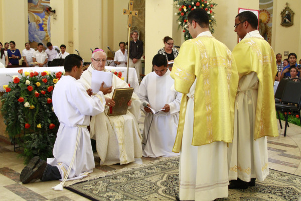Aplausos y oraciones para los nuevos diáconos