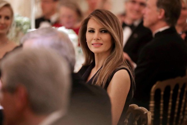 1000000787. Washington (United States), 26/02/2017.- US first lady Melania Trump listens to a toast by her husband US President Donald J. Trump (not pictured) during the annual Governors Dinner in the East Room of the White House in Washington, DC, USA, 26 February 2017. Part of the National Governors Association's annual meeting in the nation's capital, the black tie dinner and ball is the first formal event the Trumps will host at the White House since moving in last month. (Estados Unidos) EFE/EPA/CHIP SOMODEVILLA / POOL (AFP OUT)