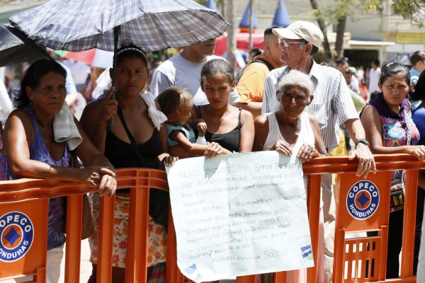 Varias personas aprovecharon la visita para pedir apoyo al mandatario hondureño.