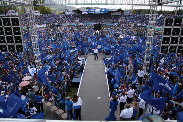 Una campaña sin insultos promete Juan Orlando Hernández