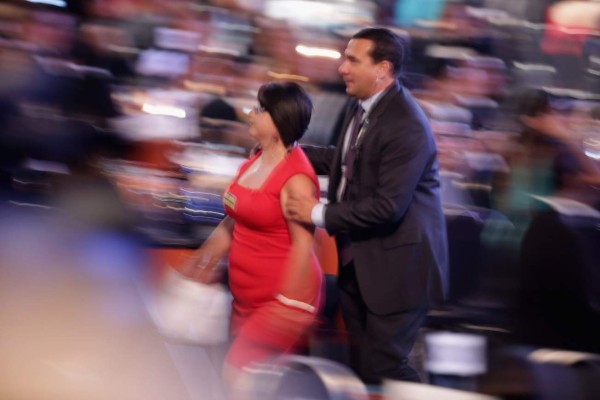 Por recriminar expulsan a mujer de cena con Obama