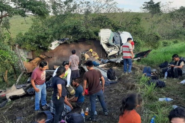 Varios migrantes hondureños heridos deja accidente en México