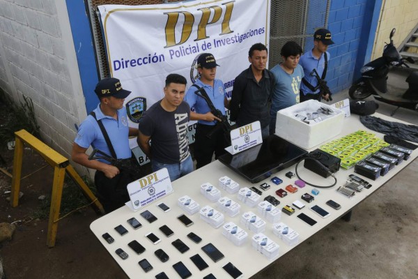 Cae banda que saqueaba tiendas de celulares