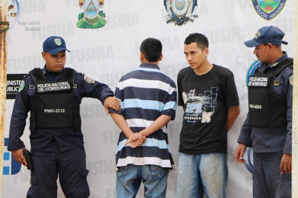 Los arrestan con carro robado en El Progreso