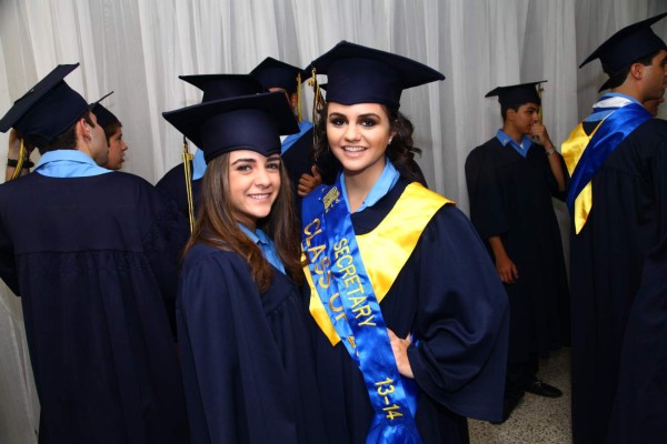 Alumnos de la Escuela Internacional Sampedrana se gradúan