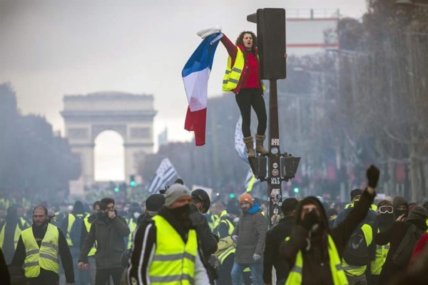 Enfrentamientos entre manifestantes y fuerzas del orden en París
