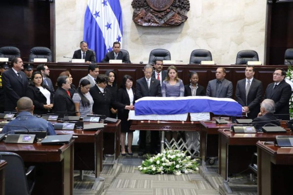 Expresidente Suazo Córdova es despedido con honores en Casa de Gobierno y el Congreso