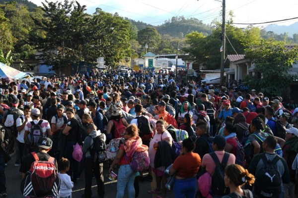 Parte caravana de salvadoreños para unirse a hondureños en Guatemala