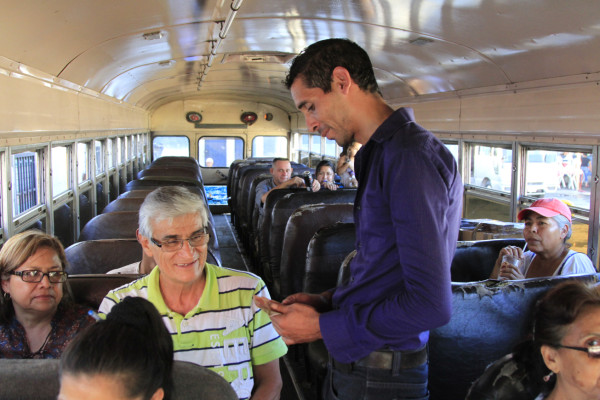 Ayudante viaja por la ruta de sus canciones