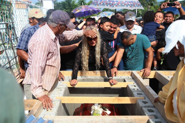 Dolor y consternación en sepelio de Manrique Amador y su esposa