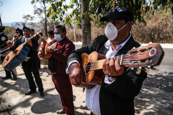 Honduras: Mariachis cantan frente a Copeco para pedir alimento en medio de la cuarentena