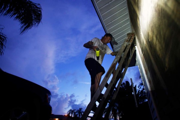 Florida se prepara para embestida frontal de Irma