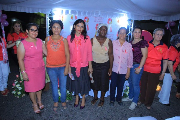 La Liga contra el Cáncer enciende su flama rosa