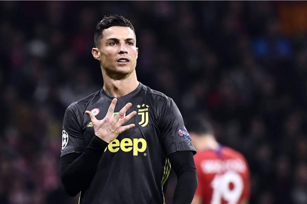 Cristiano Ronaldo responde a los insultos de una parte del Wanda Metropolitano presumiento de sus cinco Champions. Foto AFP