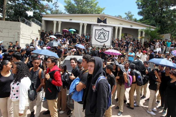 Más de 3,000 estudiantes hondureños salen a las calles a exigir seguridad