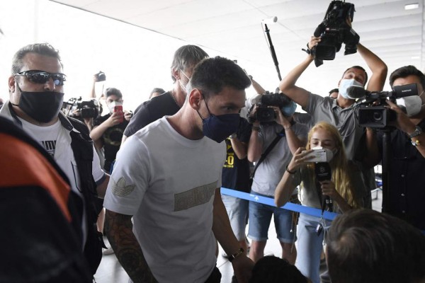 Barcelona's departing Argentinian forward Lionel Messi arrives at El Prat airport in Barcelona on August 10, 2021. - France is waiting impatiently for Lionel Messi with supporters gathering outside Paris Saint-Germain's ground hoping to see the Argentine who is expected to join the Qatar-owned club after his exit from Barcelona. (Photo by Josep LAGO / AFP)