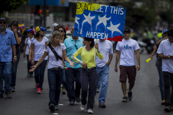 Opositores venezolanos marchan contra la 'injerencia” cubana