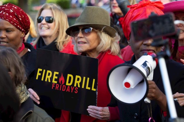 Jane Fonda marcha hasta la Casa Blanca en protesta por la crisis climática
