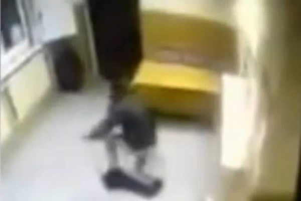 Un hombre huye de una comisaría con los pantalones bajados