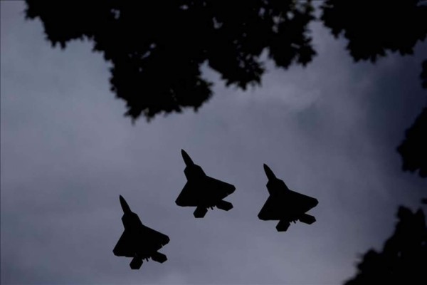 Cazas turcos y de EUA apoyan un ataque de rebeldes en Siria contra EI