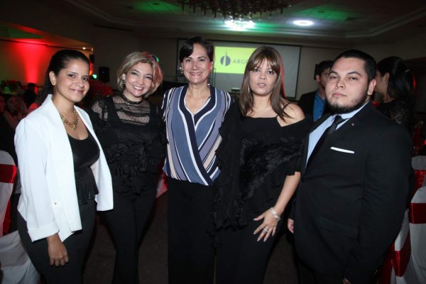 Maly Reyes, Indira Molina, Aminta Castillo, Silvia Lorenzana y Christ Rápalo